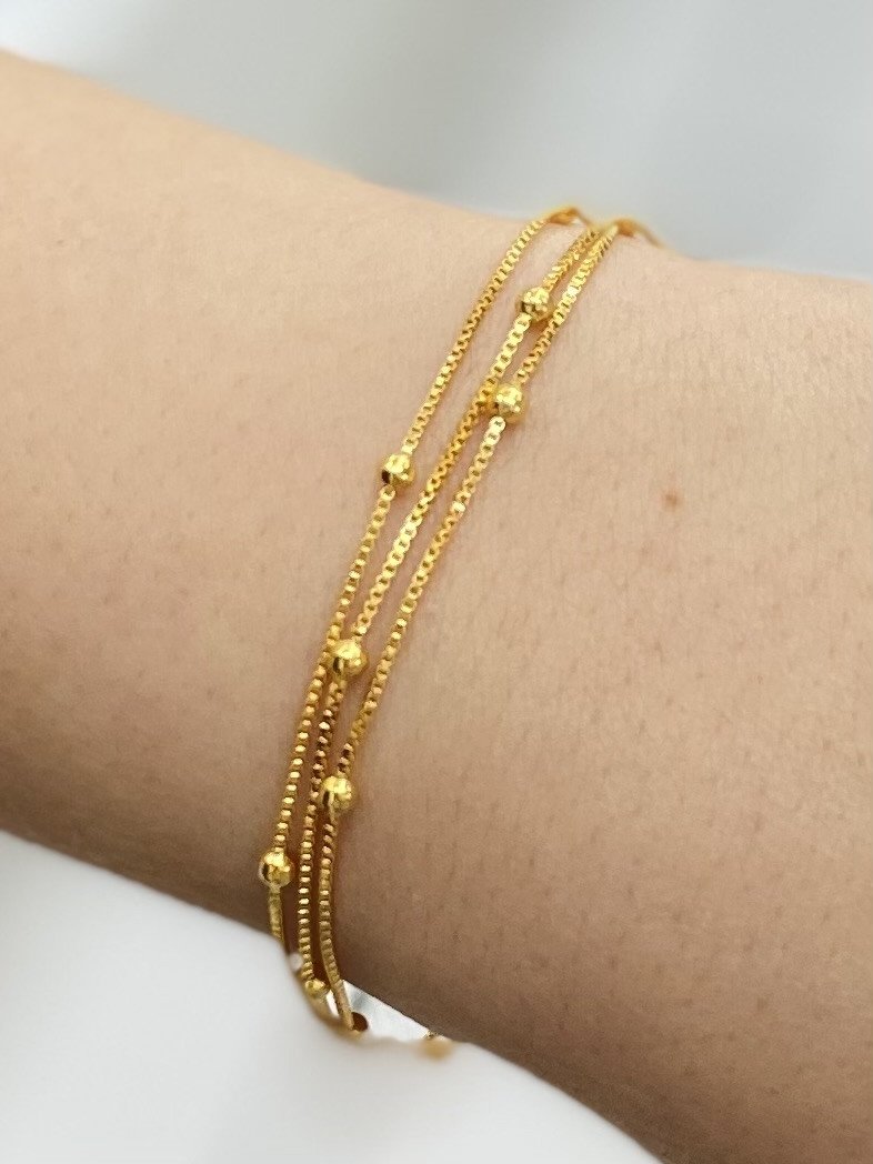 Pulseira lisa com bolinhas douradas 