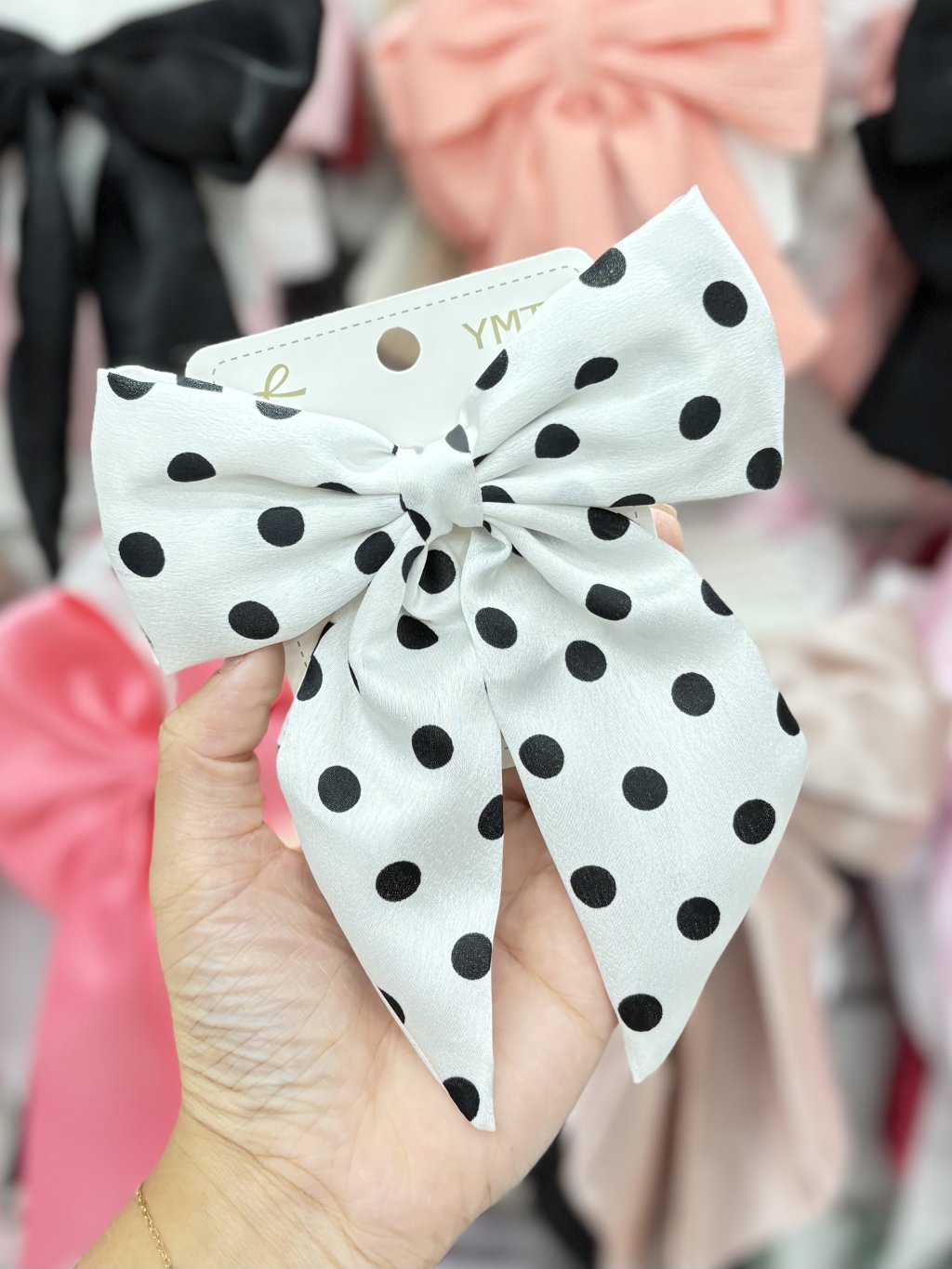 Laço branco com bolinhas pretas