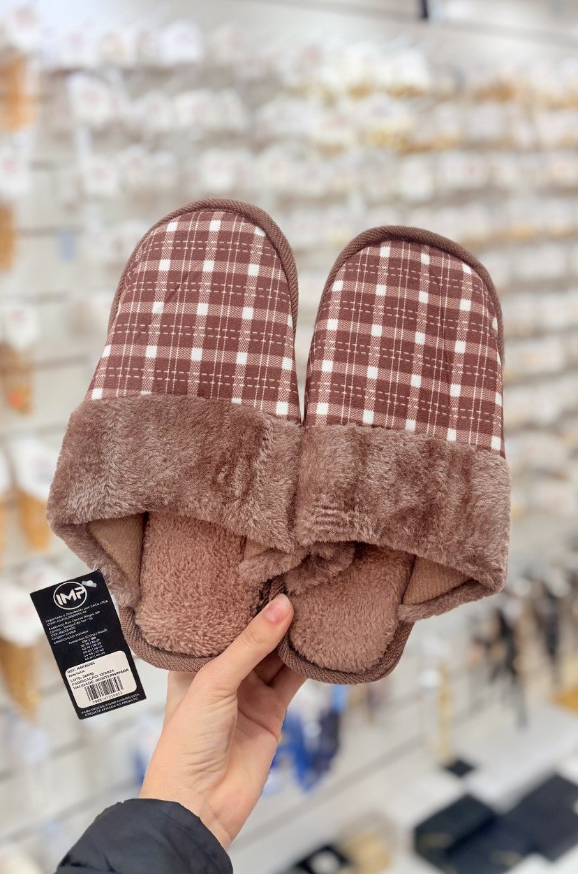 Pantufa marrom quadriculada adulto 