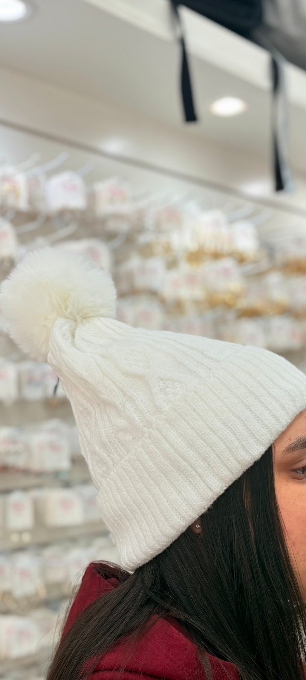 Touca adulto branca com pompom