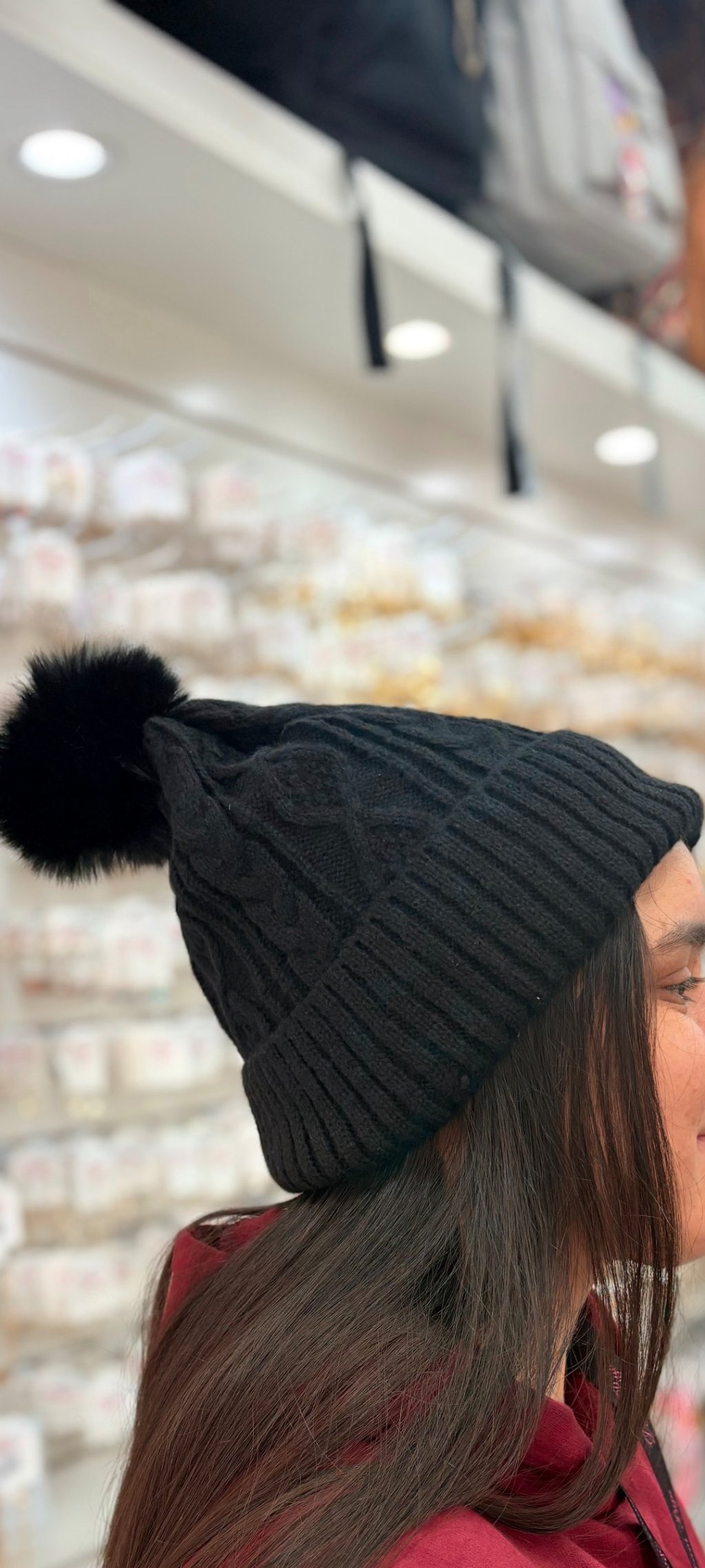 Touca preta com pompom adulto 