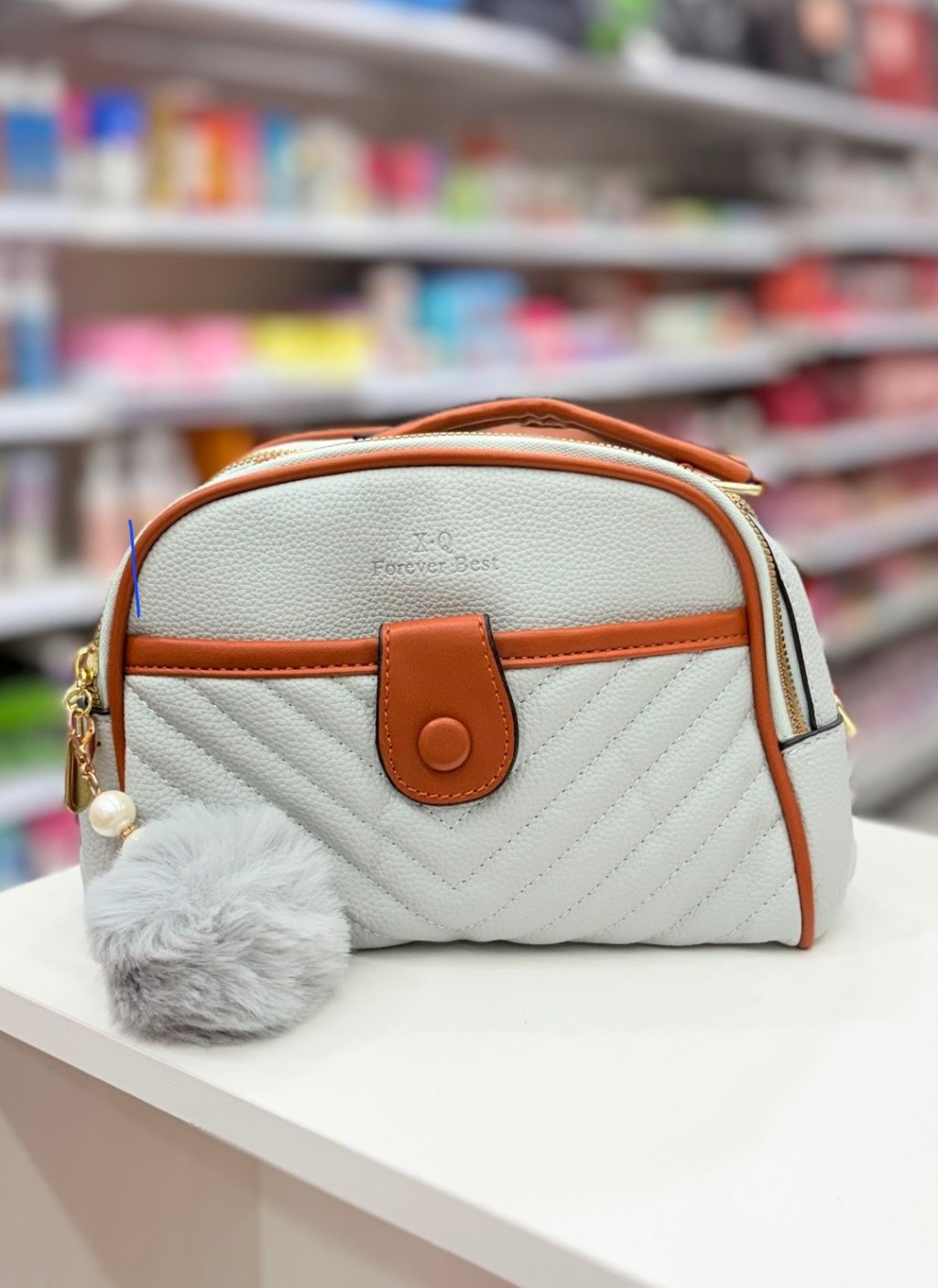Bolsa transversal cinza com marrom 