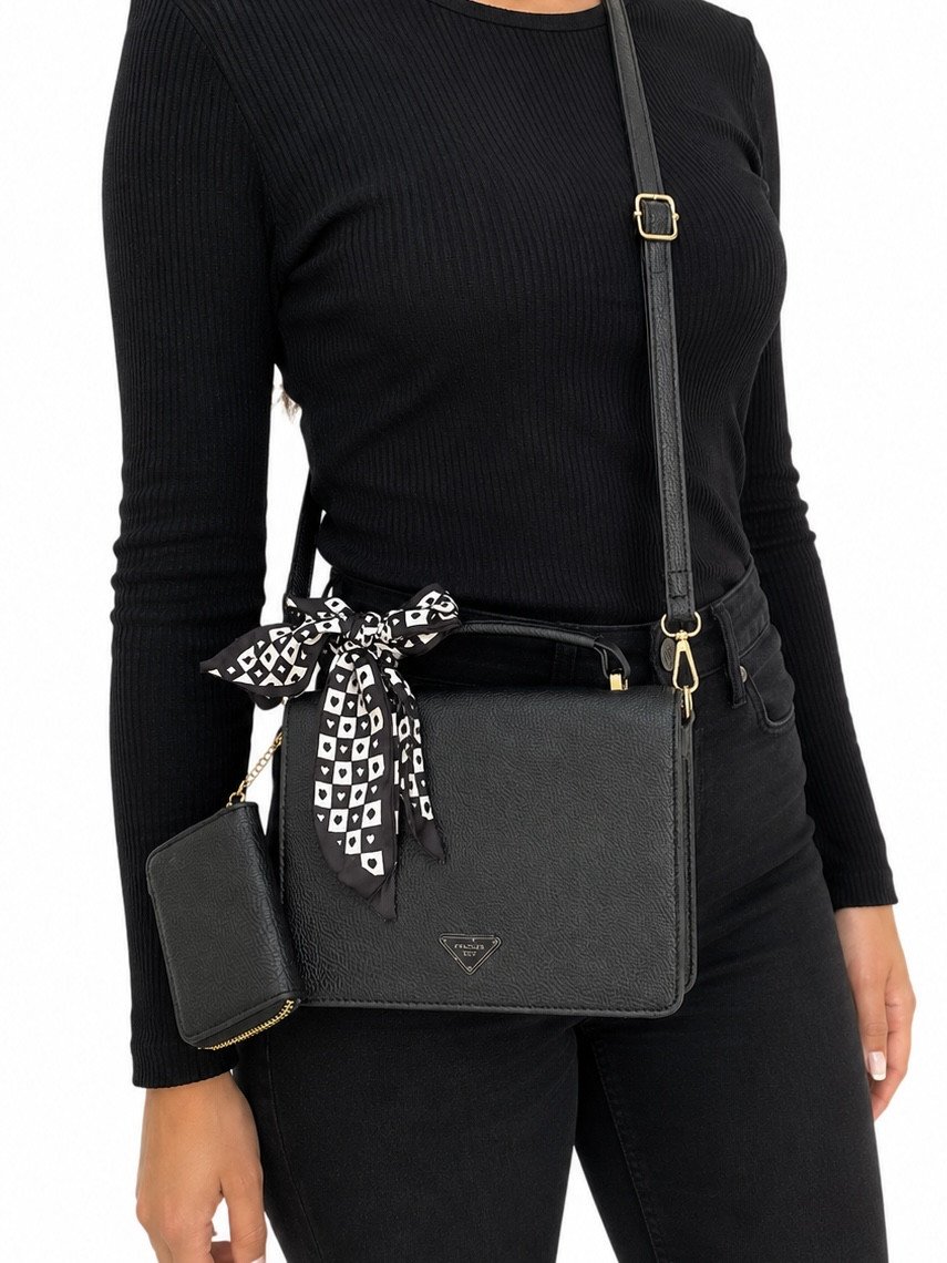 Bolsa c/ carteira preta com dourado e laço decorativo 