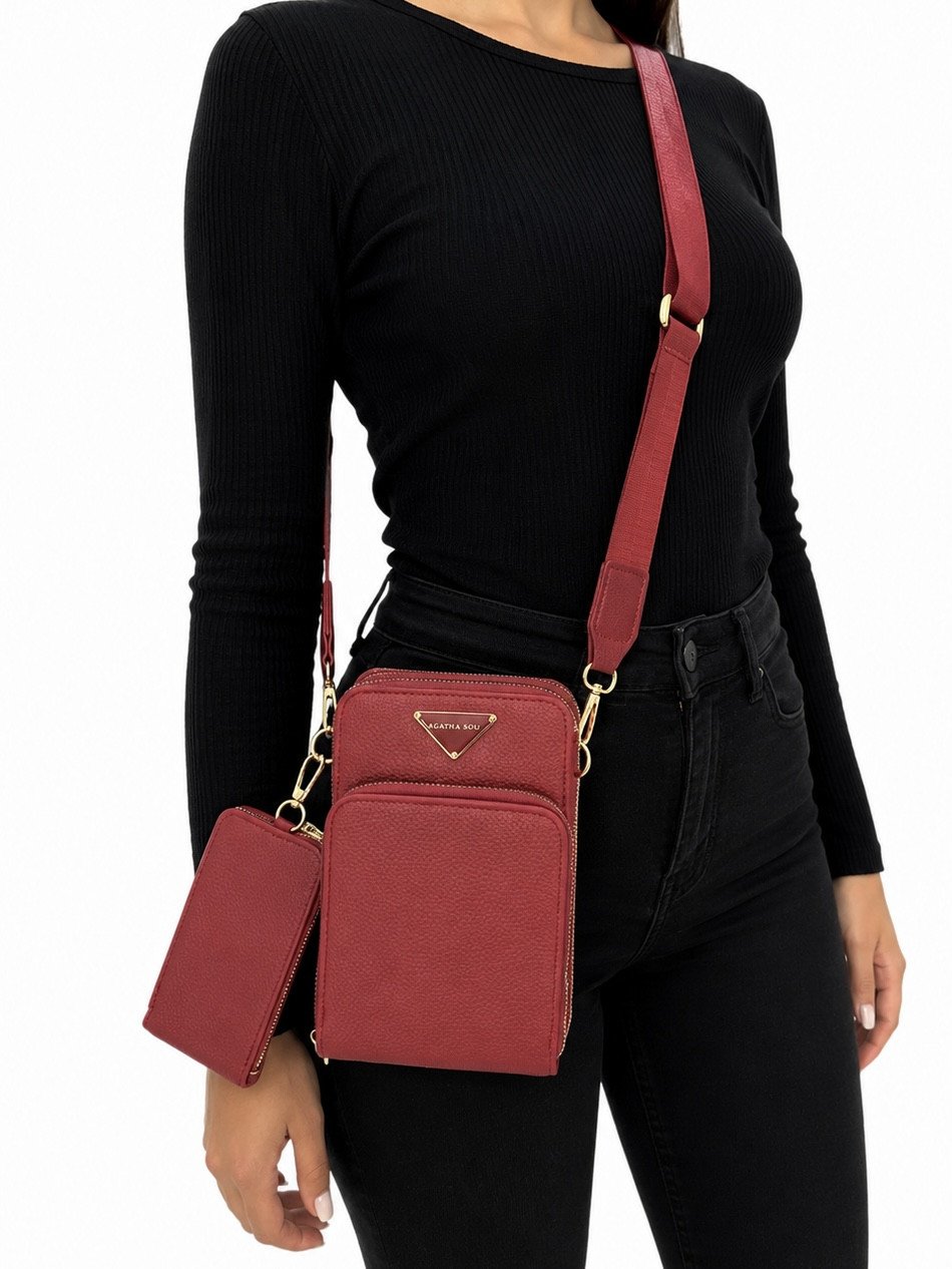 Bolsa atravessada com carteira vermelha