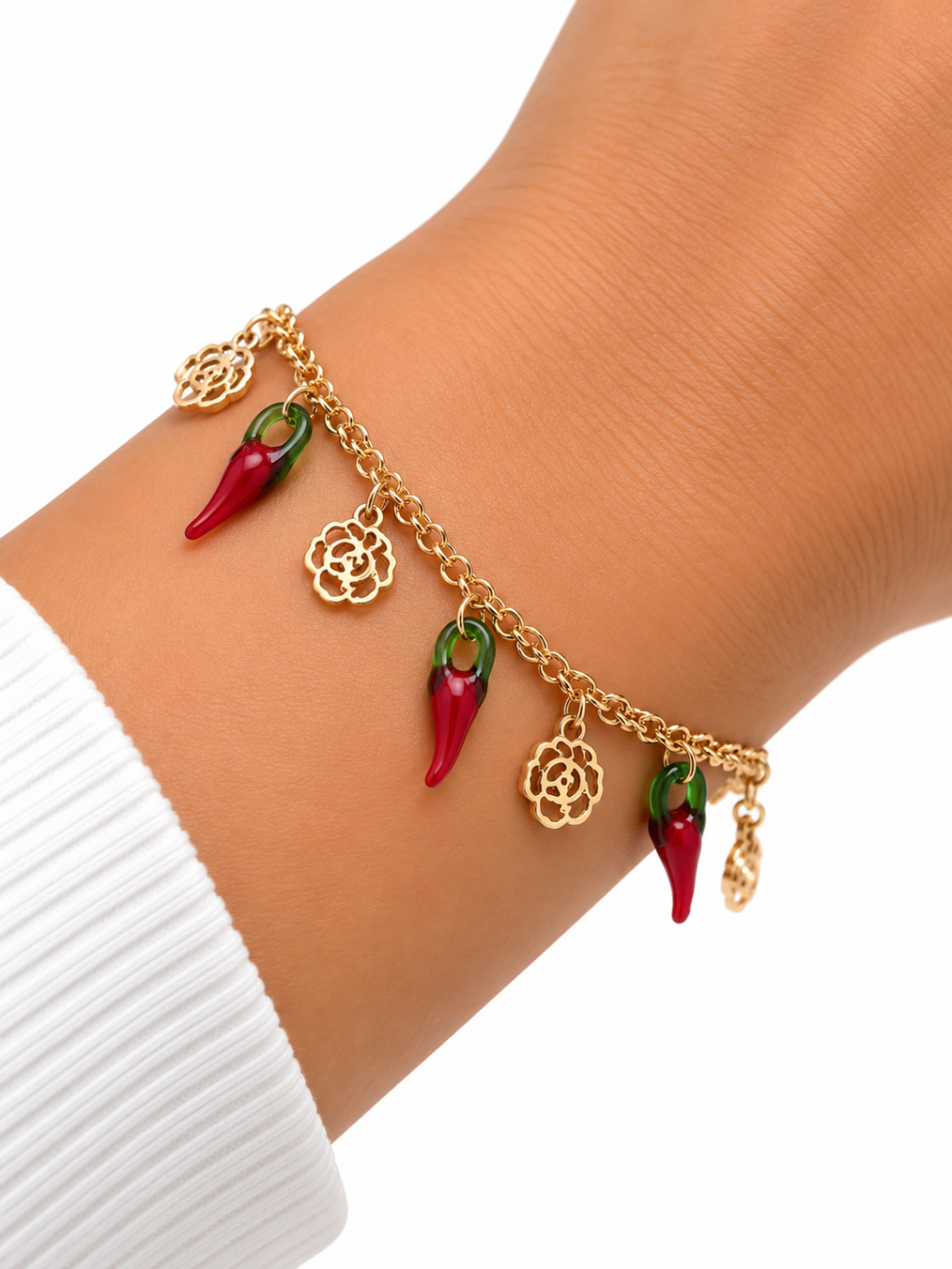 Pulseira folheada dourada com pingente de pimenta 