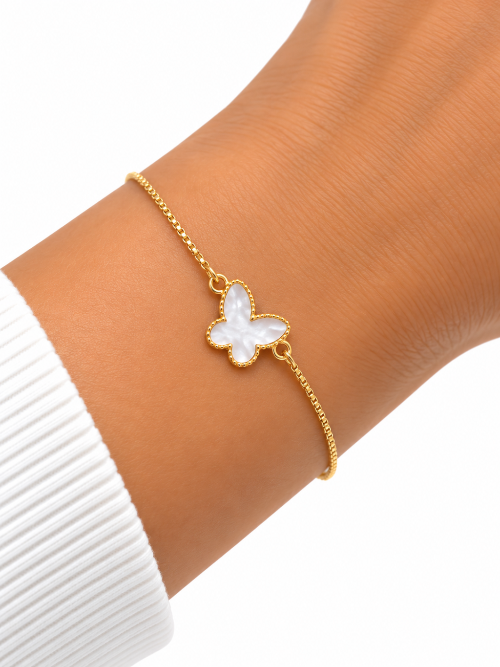 Pulseira folheada dourada pingente borboleta branca 