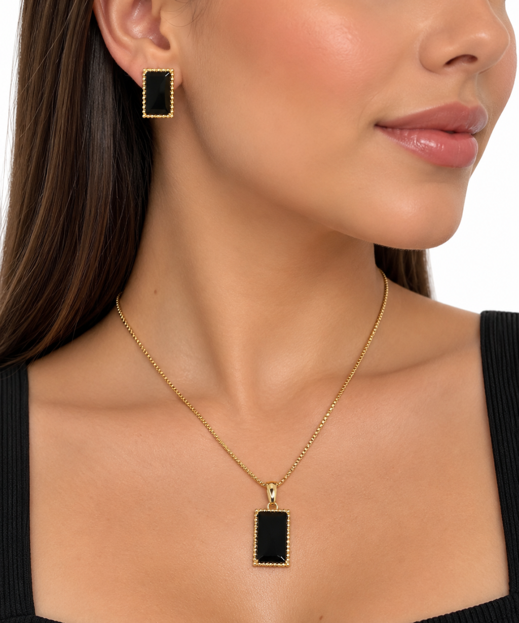 Colar folheado dourado pingente quadrado preto 
