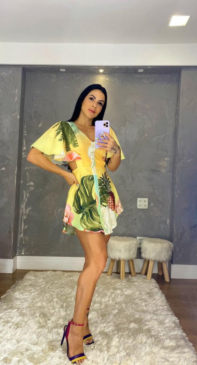 Vestido Curto cavado nas laterais 