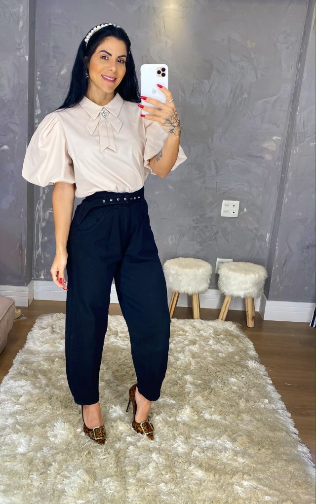 Blusa com gravata de pedras 