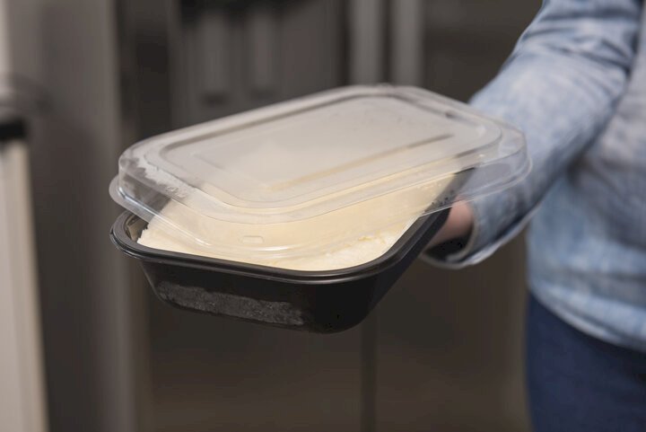 G 240   BANDEJA PRETA COM TAMPA