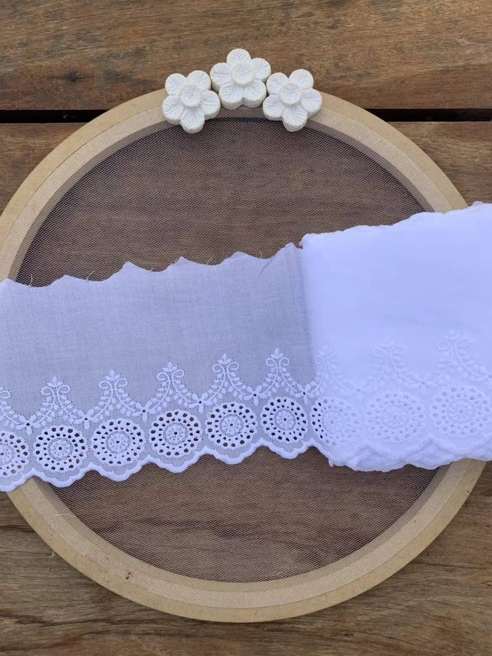 Bordado inglês 100% algodão branco (9,5 cm – 6,9 m) Cod- AP 4328-1
