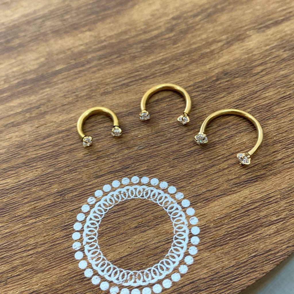 PK00 Ferradura Aço PVD Gold - Zircônia Cristal