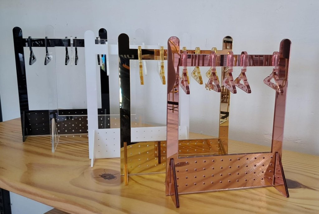 EXP ARARA PARA BRINCO FURADINHO