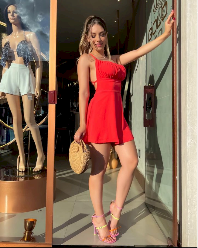 Macaquinho com alcinha busto plissado e elástico na cintura 