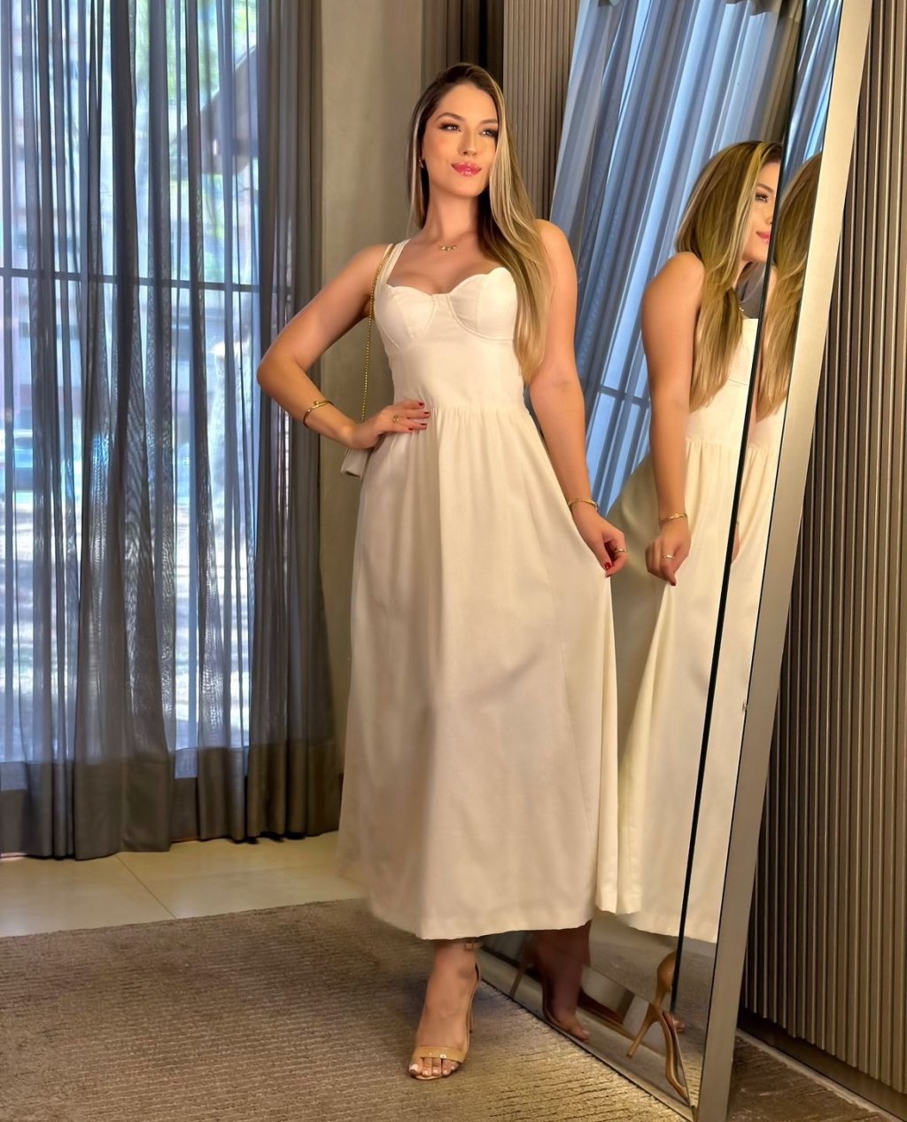 Vestido mídi de linho decote 