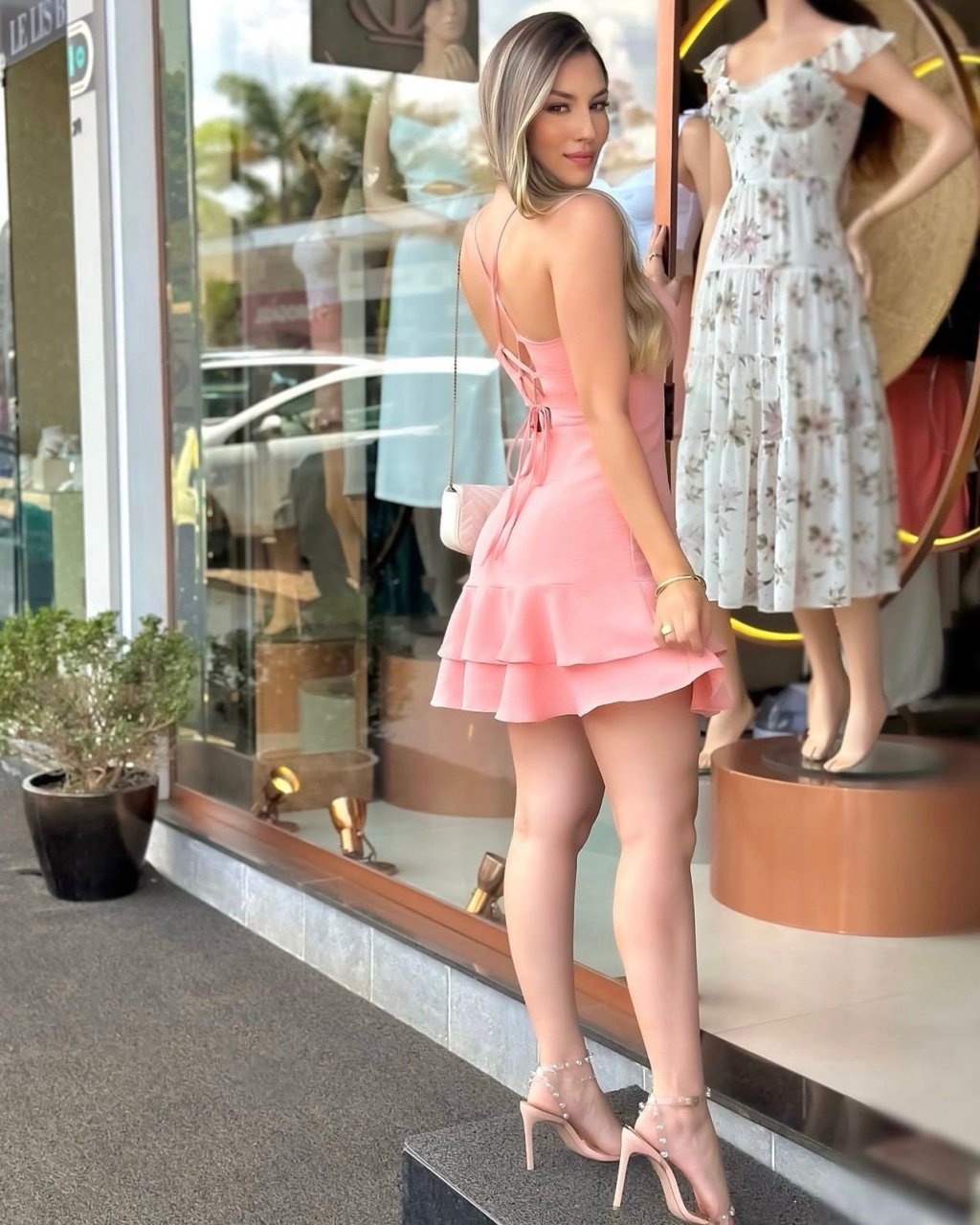 Vestido curto com babado trançado 