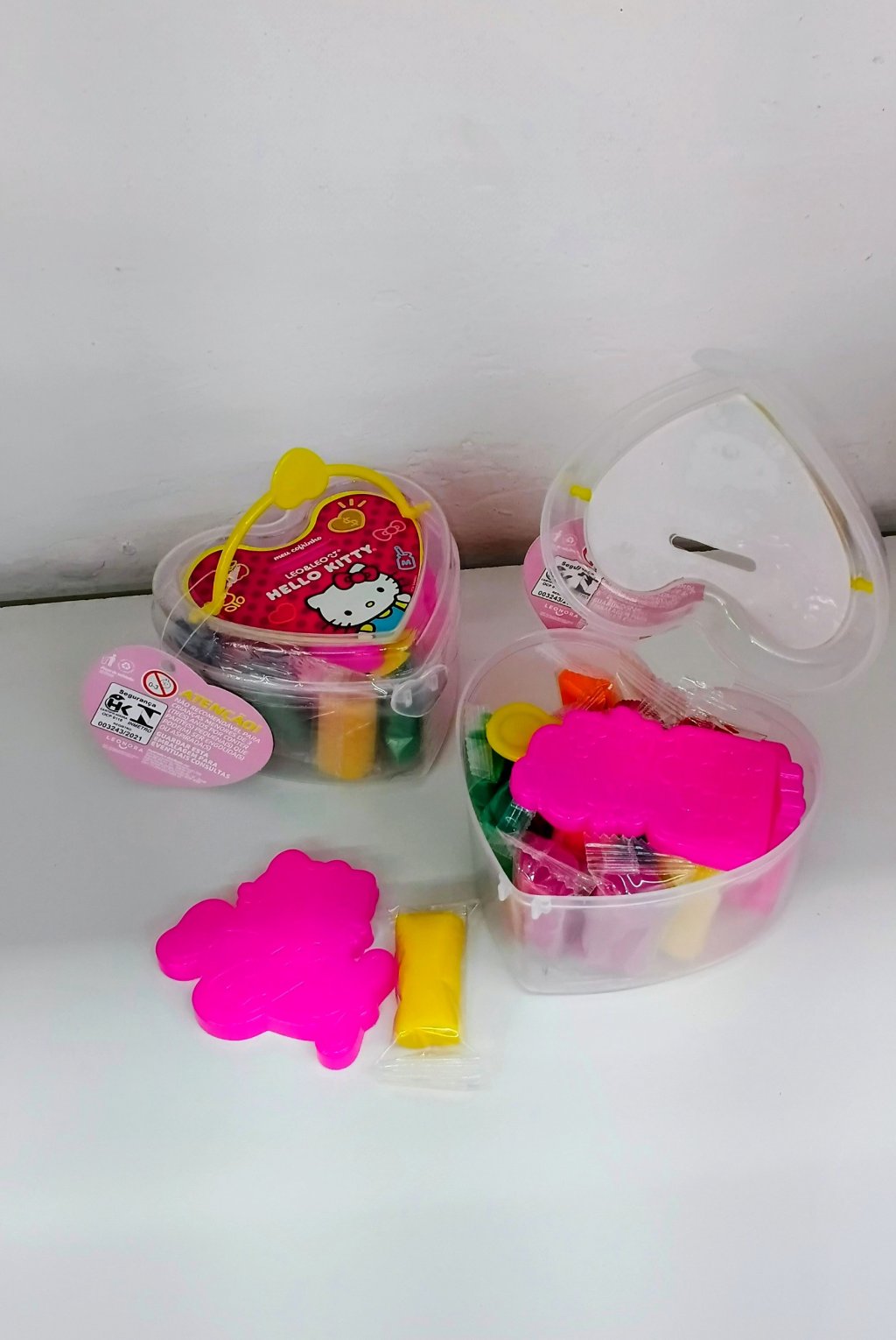 Kit Massinha de Modelar Hello Kitty 72565 c/14 Cores e 5 Ferramentas 175g