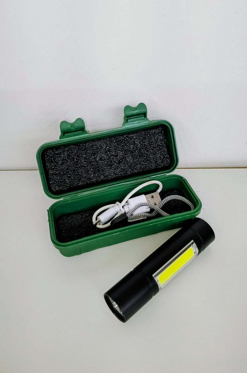 Lanterna Recarregável 7550