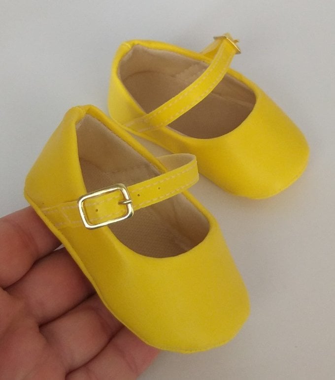 Sapatinho Courino Amarelo (fivela)