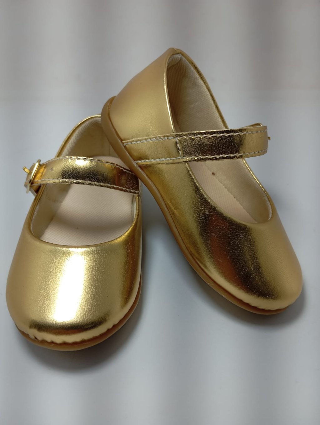 Sapatinho Verniz DOURADO com Sola de Borracha Antiderrapante (fivela)