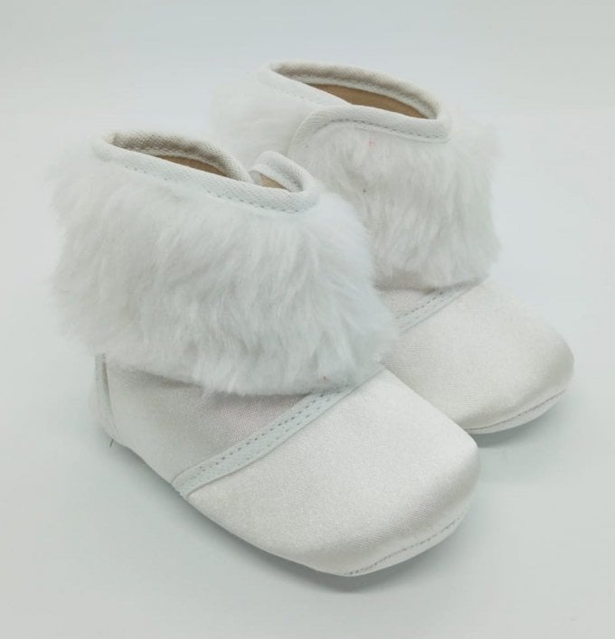 Botinha Cetim Branca com Pelúcia Branca 