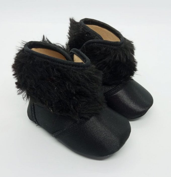 Botinha Cetim Preta com Pelúcia Preta