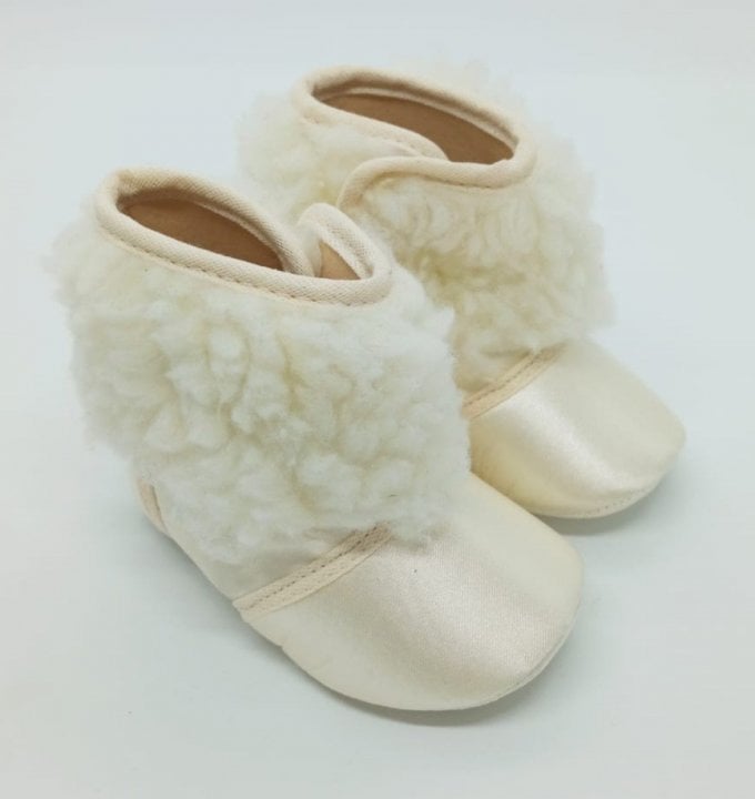 Botinha Cetim Marfim com Pelúcia Marfim 