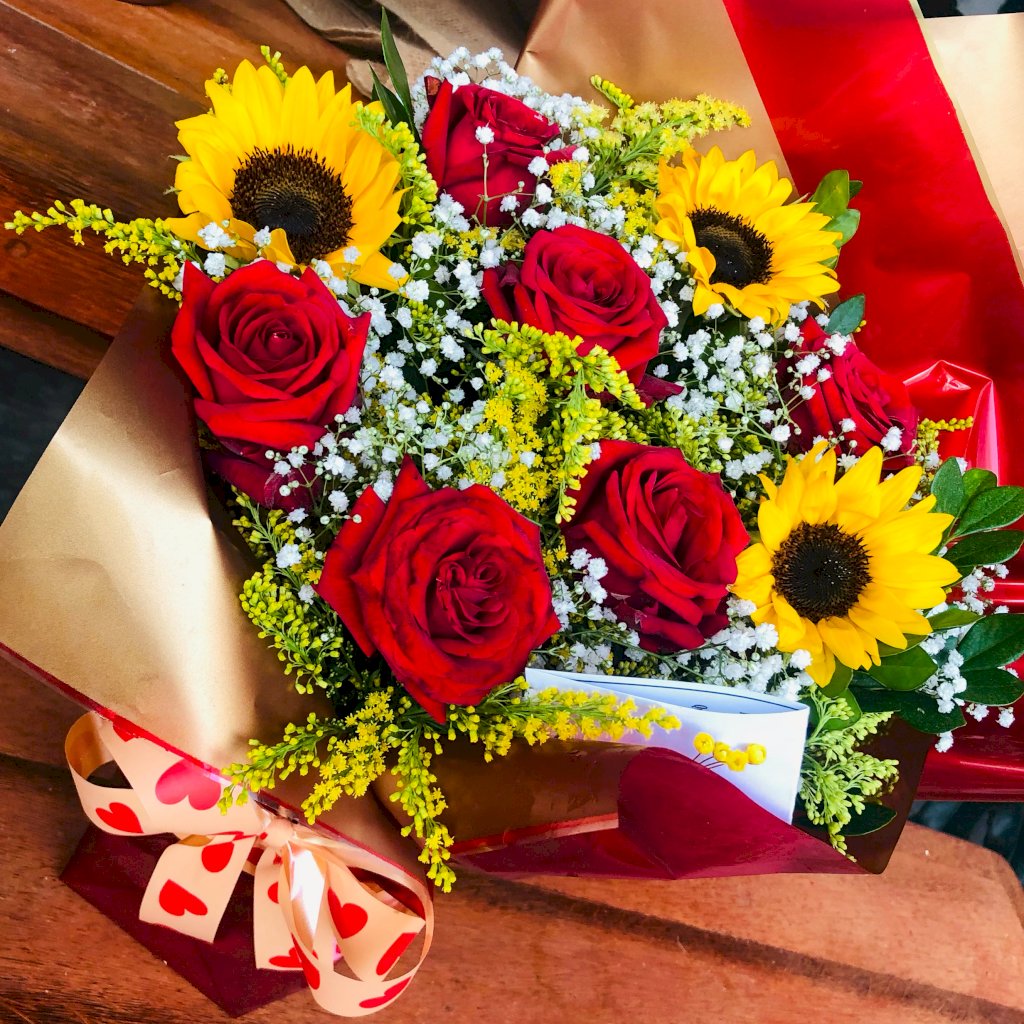 Floral com 6 Botões e 3 Girassóis 