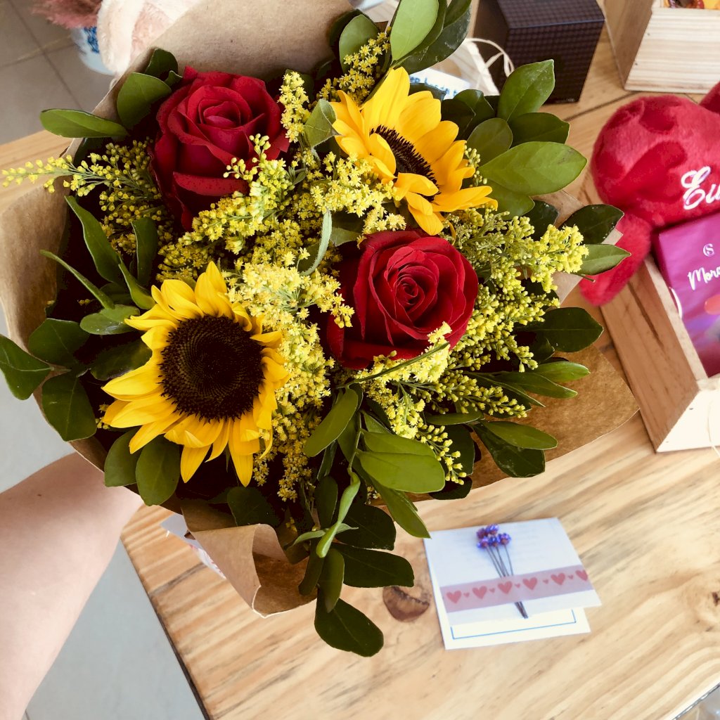 Ramalhete com 2 Girassóis e 2 Botões 