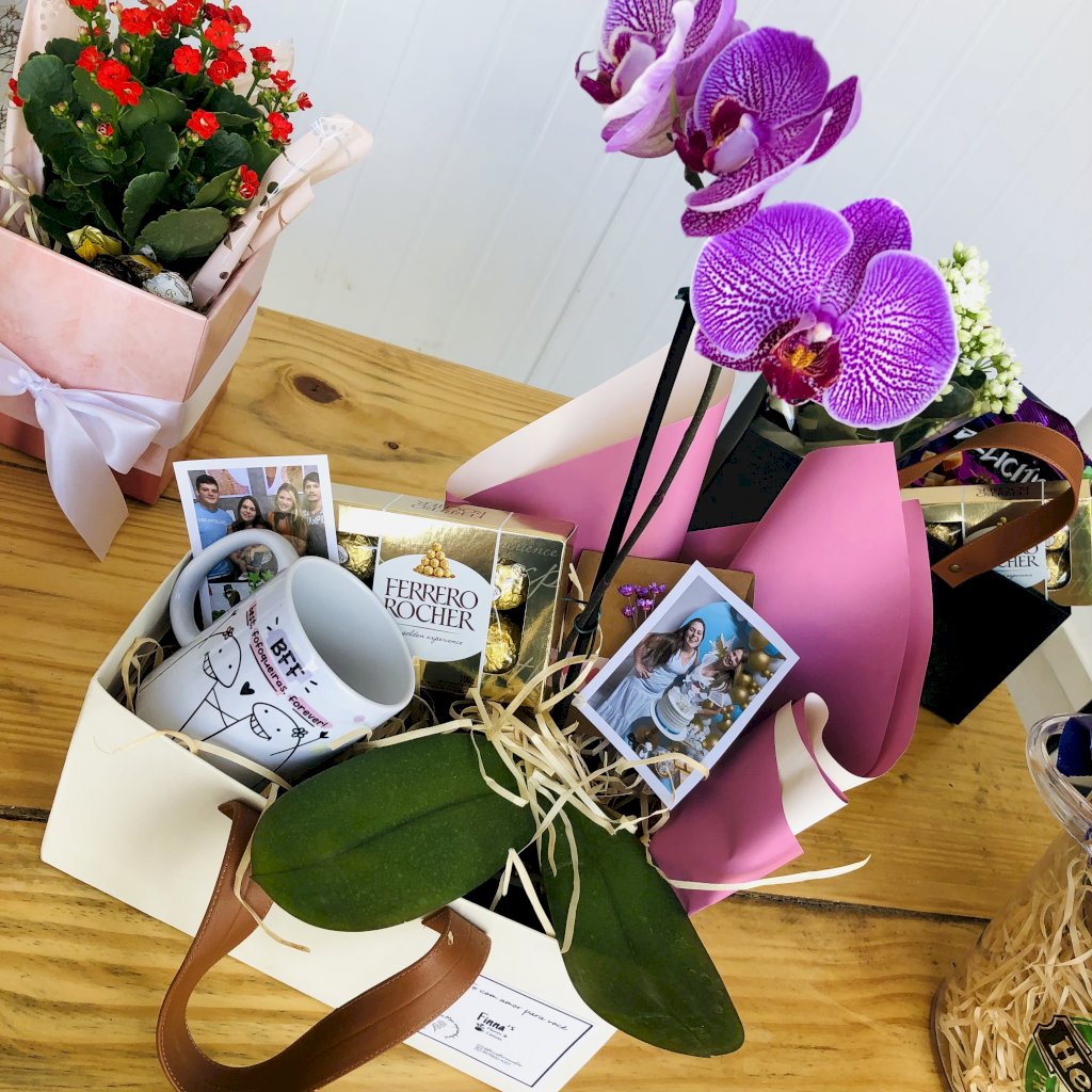 Cesta com Orquídea, Caneca e Ferrero 