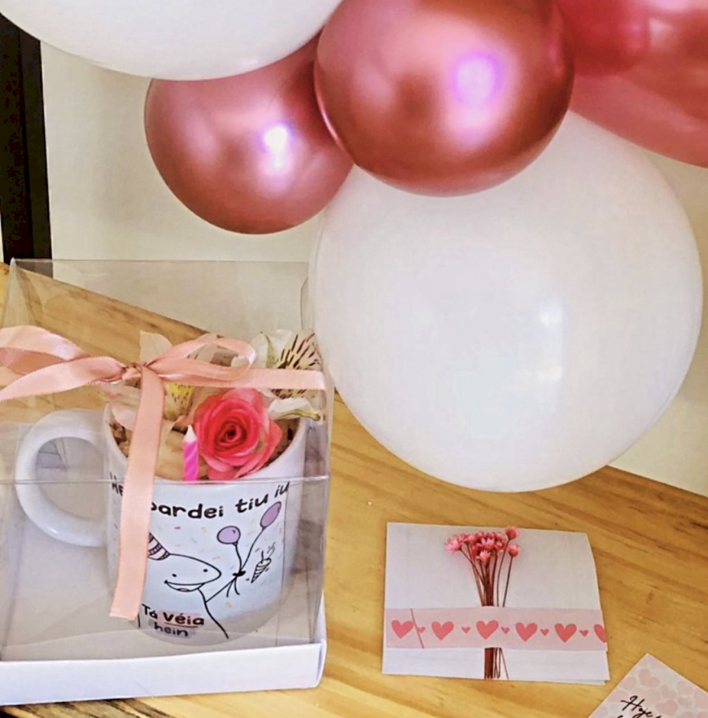 Caneca com Bolo e Balões 