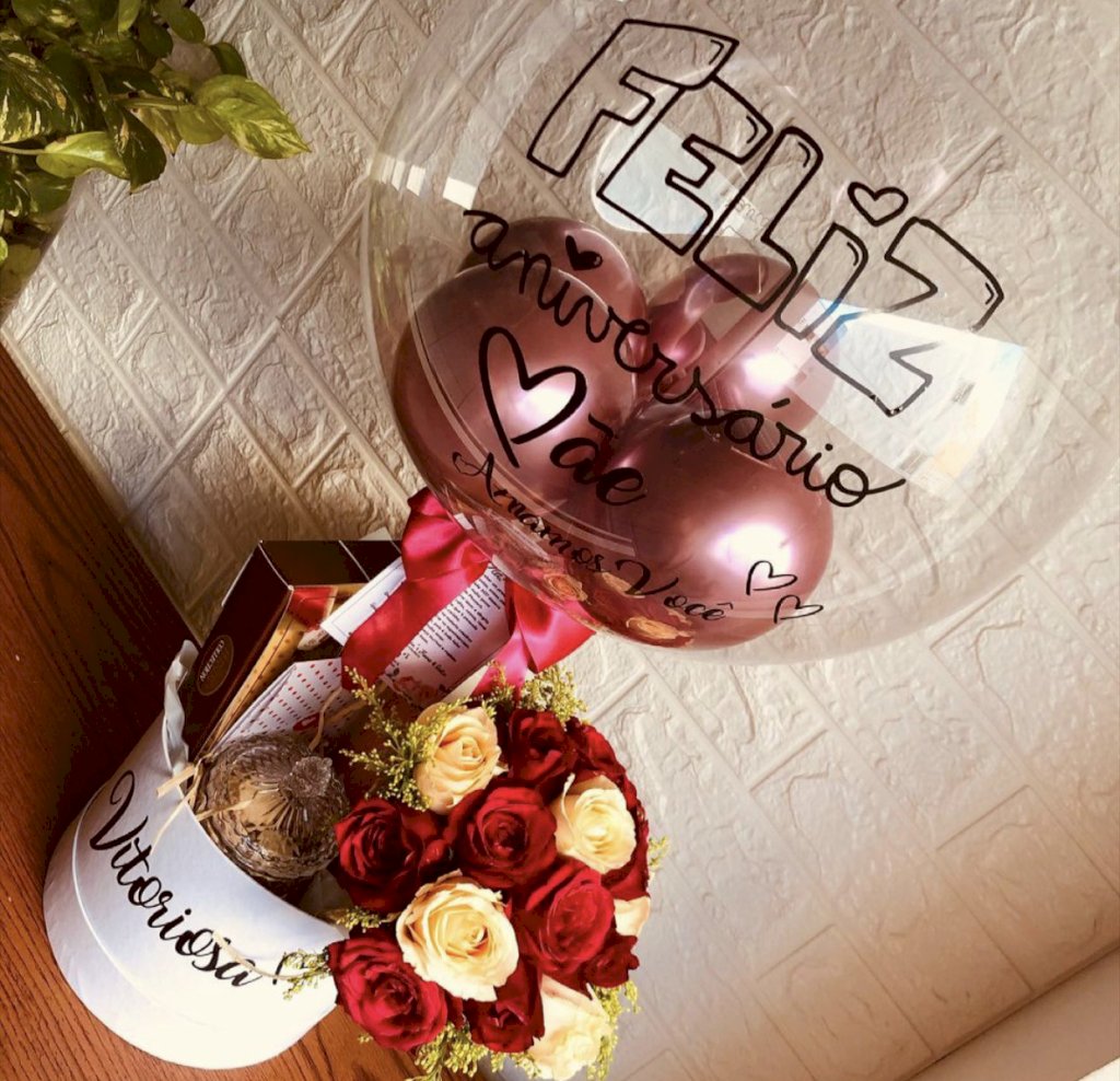 Box Mãe com Chocolate Ferrero, Caneca, Bomboniere e Flores 