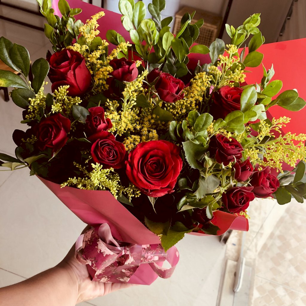 Floral com 3 Botões e Mini Rosas Vermelhas
