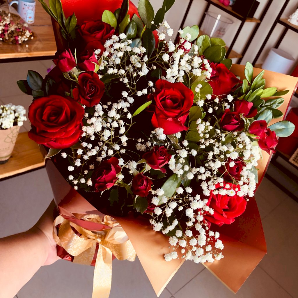 Floral com 5 Botões e Mini Rosas Vermelho