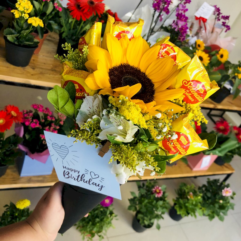 Cone com Girassol e astromelias e chocolates 