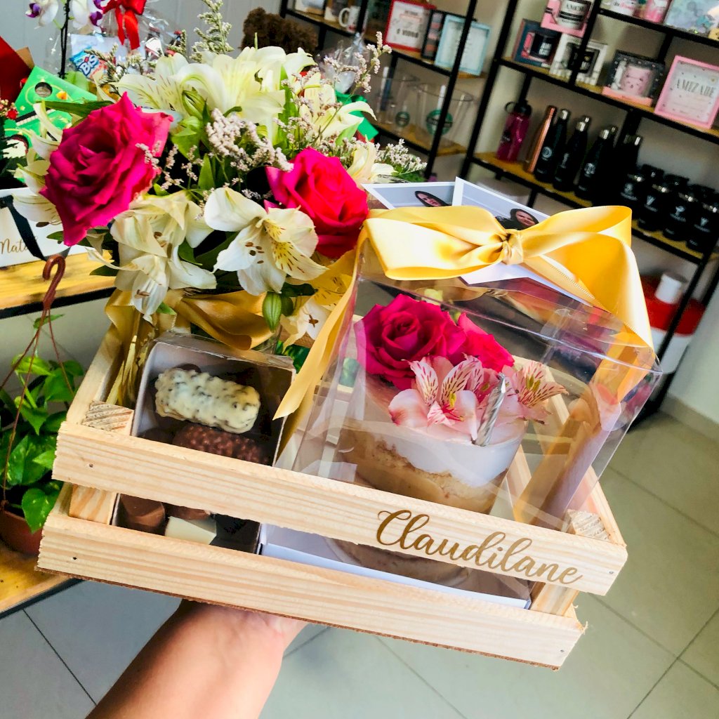 Cesta com Naked, Flores e Chocolates 