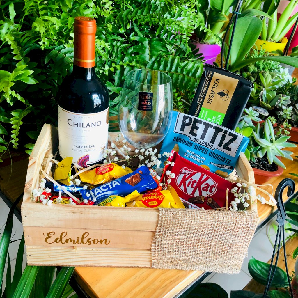 Cesta com Vinho e Taça 