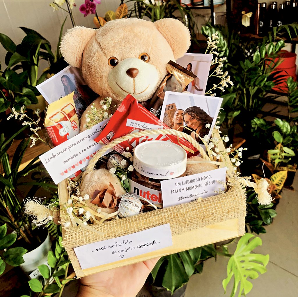 Cesta com Pelúcia e Chocolates 