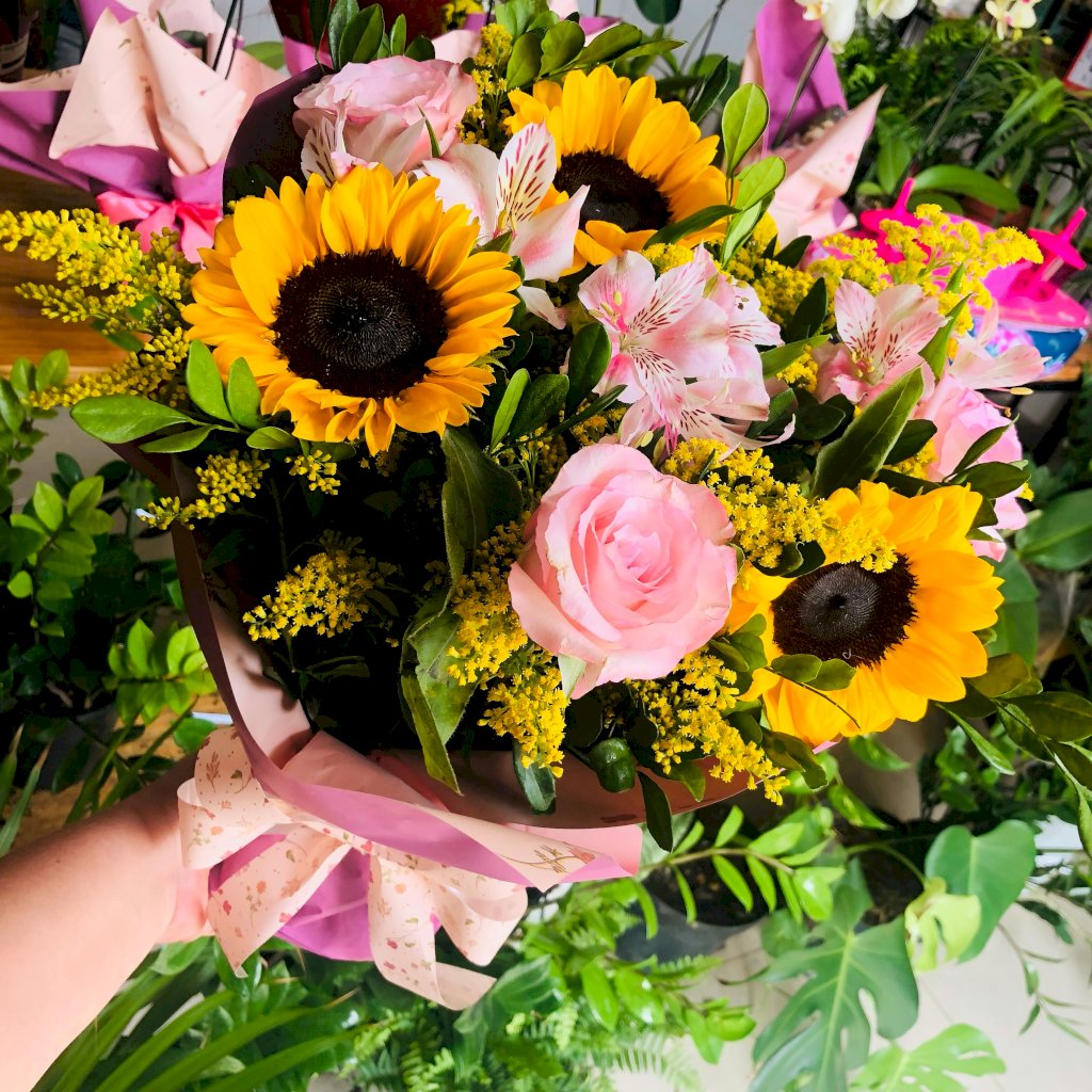 Floral com 3 Girassóis, 3 Botões e Astromelias 