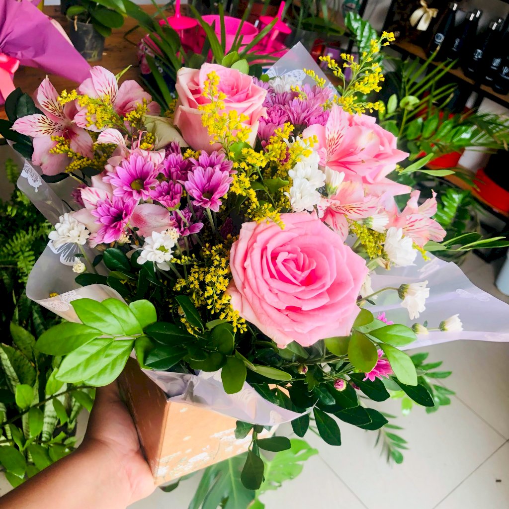 Cachepot com Flores e Folhagens 