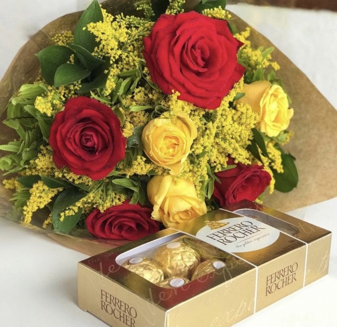 Ramalhete com 8 Botões Vermelho e Amarelo e Ferrero 