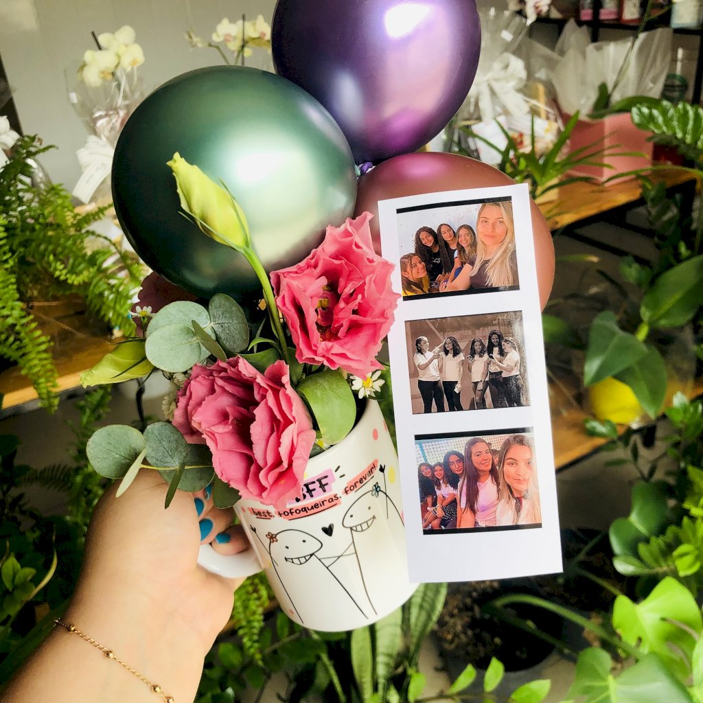 Caneca com Flores, Balões e Tirinha