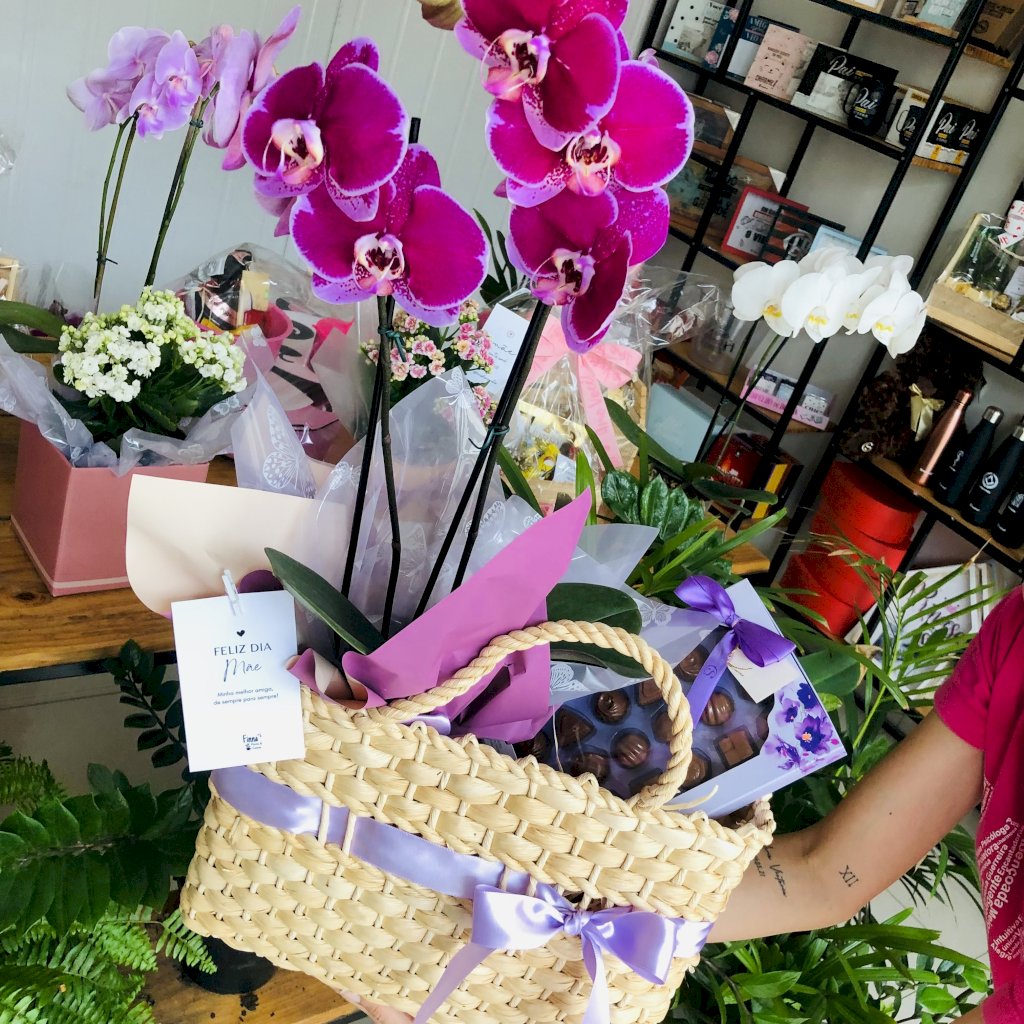 Bolsa de Palha com Orquídea e Chocolates Cacau Show 