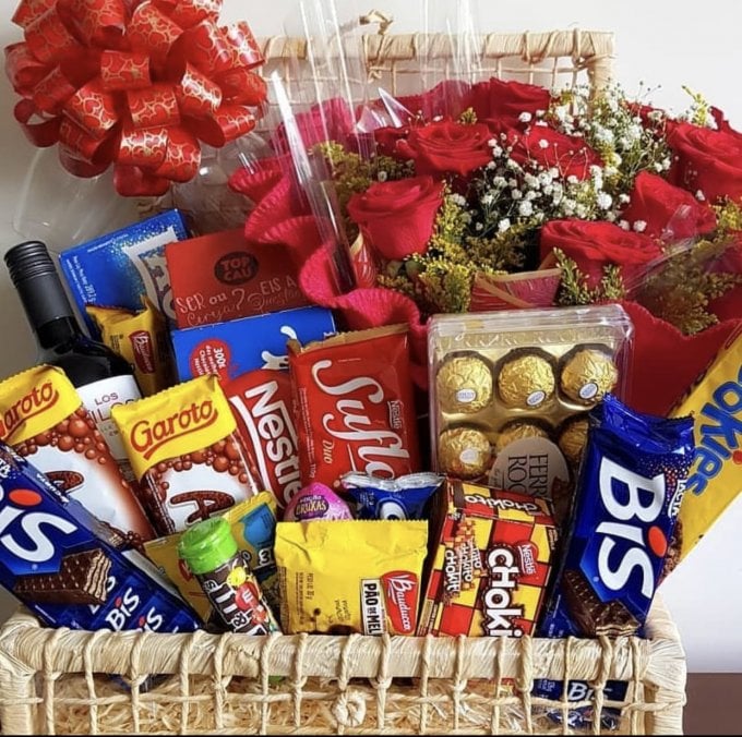 Cesta Luxo com Vinho, Flores e Chocolates 