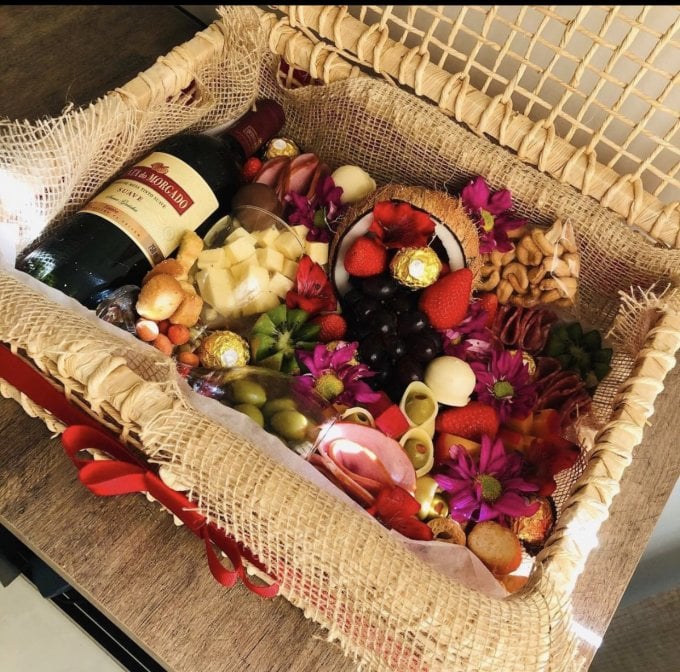 Cesta com Vinho e Frios 