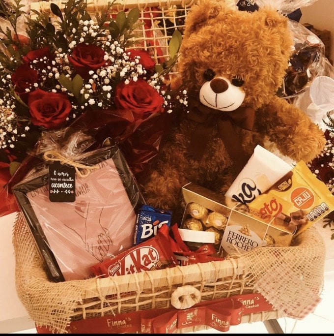 Cesta com Pelúcia, Quadrinho e Chocolates 