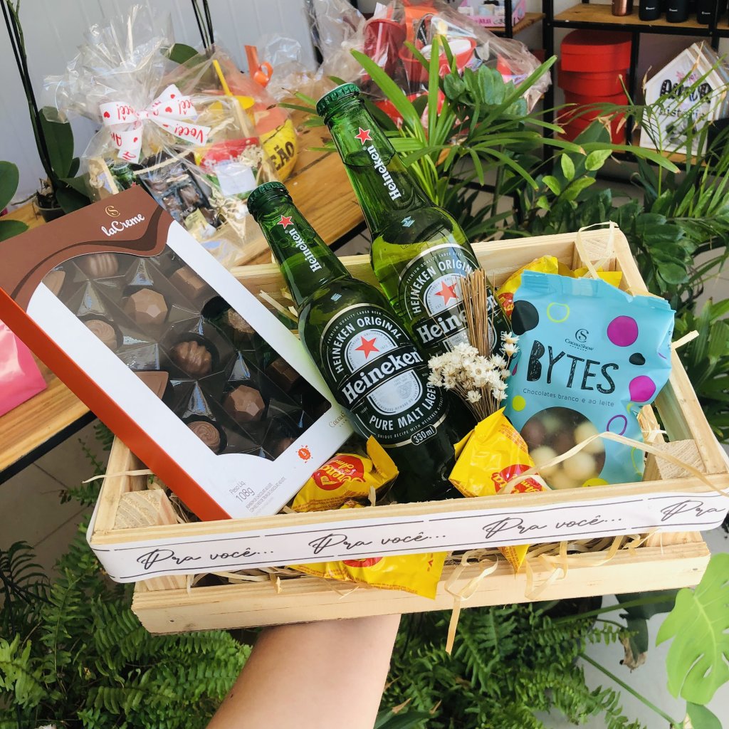 Cesta com Cervejas e Bombons Cacau Show 