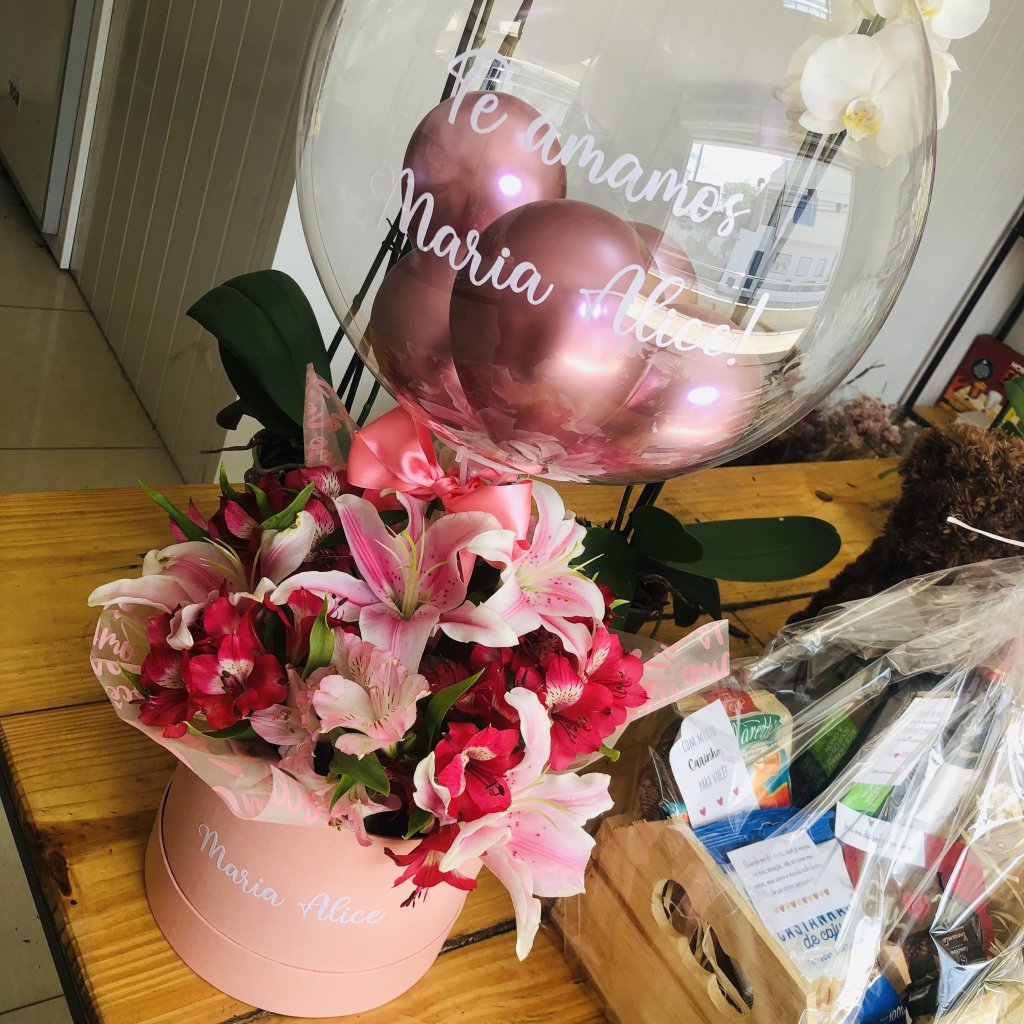 Box com Flores Rosa e Lírios com Balão 