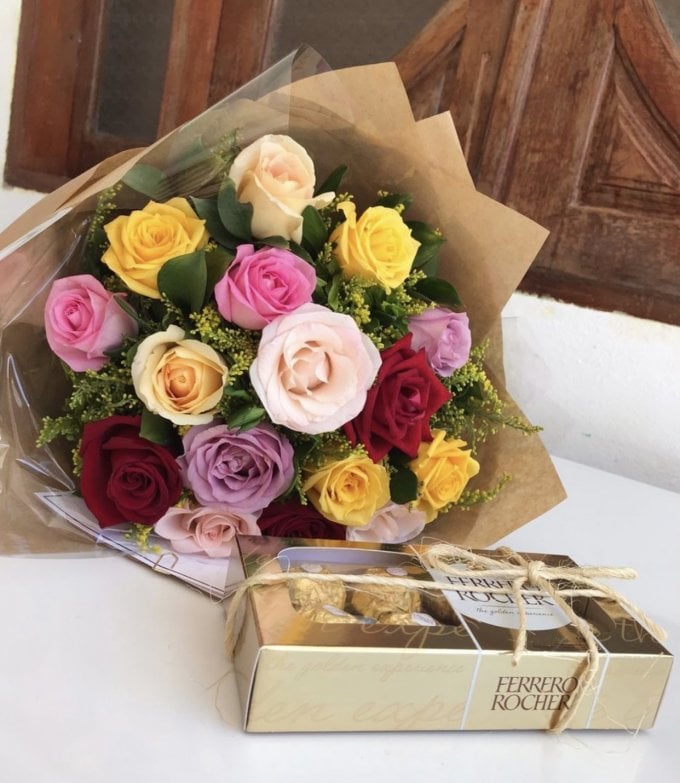 Ramalhete com 15 Botões Coloridos + Ferrero 