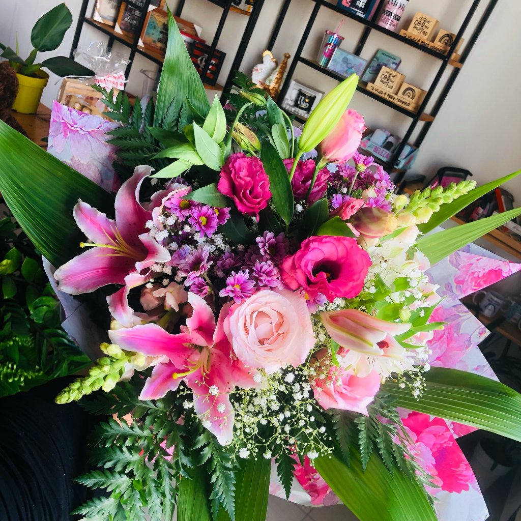 Ramalhete com Mix de Flores Rosa e Lírios 